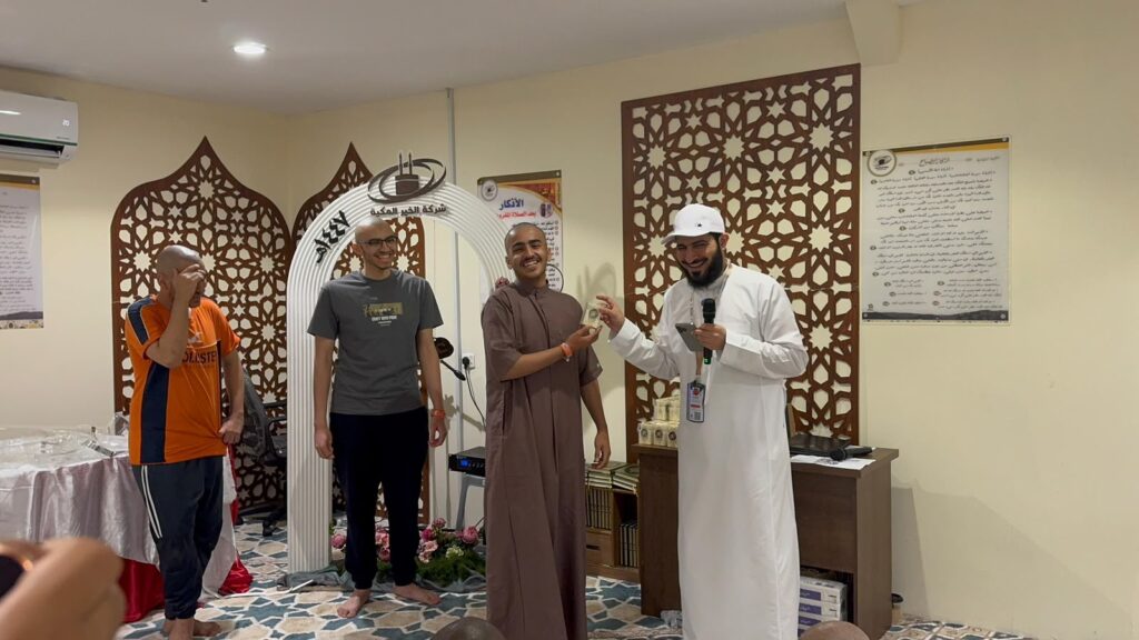 تكريم أحد الحجاج في مخيم شركة الخير المكية ١٤٤٧هـ